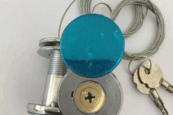 電動卷簾門鑰匙鎖在屋子里怎么辦？