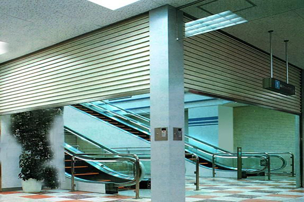 沈陽(yáng)定做商場(chǎng)卷簾門廠家分享:卷簾門運(yùn)行時(shí)需要注意什么問(wèn)題？